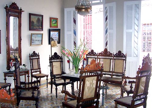 'living room' is what you can see in this casa particular picture. Casas particulares are an alternative to hotels in Cuba. Check our website cuba-particular.com often for new casas.